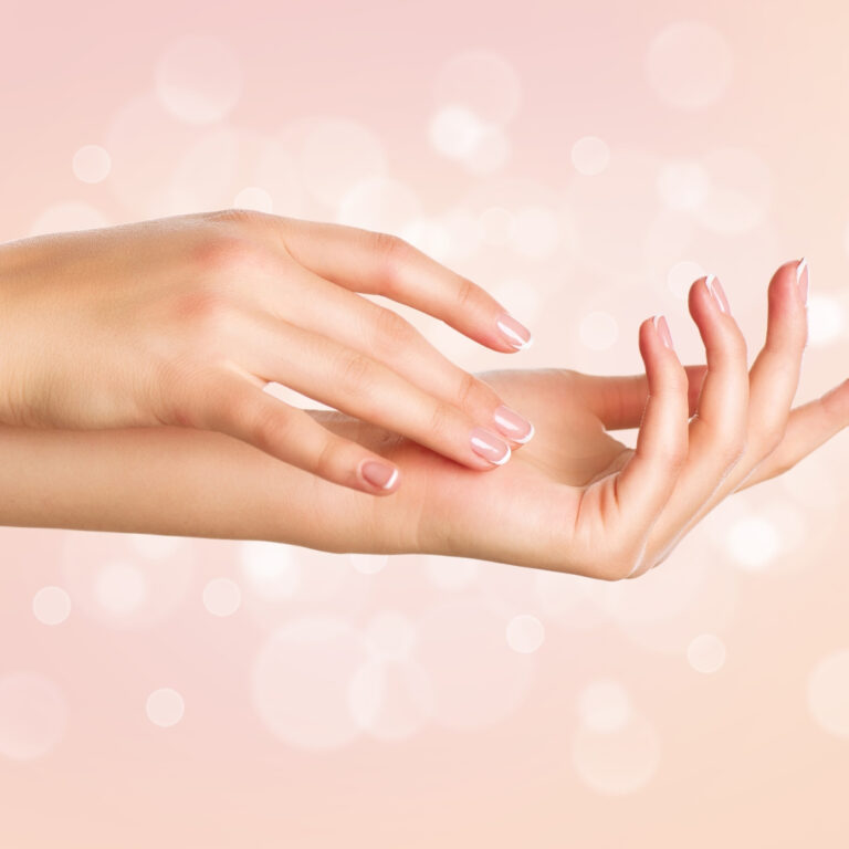 Piękne dłonie to nie tylko paznokcie - jak zadbać o przesuszoną skórę po zimie?