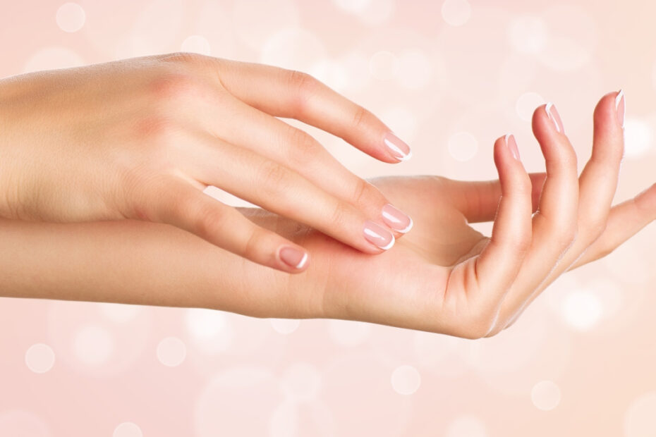 Piękne dłonie to nie tylko paznokcie - jak zadbać o przesuszoną skórę po zimie?